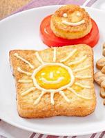 sanduíche de ovo alegre decorado com cogumelos e tomate foto