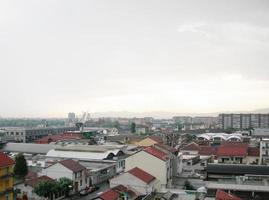 panorama do horizonte de torino da cidade industrial esfumaçada foto