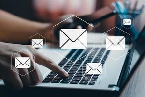 marketing e ideias de negócios através de e-mail, e-mail ou newsletter. e-mail marketing ou conceito de boletim informativo, enviando e-mails. fácil de enviar e receber informações online. foto