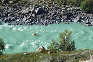 rafting em um rio de montanha, rafting. altai foto