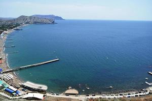 vista do mar negro e da cidade de sudak na criméia foto