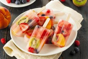 picolés de frutas inteiras saudáveis foto