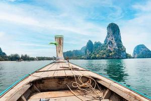 viagens, mar e montanhas rochosas na tailândia foto