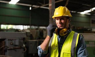 engenheiro mecânico chefe trabalhando em uma fábrica mecânica foto