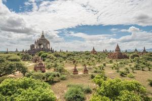 bela paisagem da planície do velho bagan a terra de mil pagode em mianmar. foto
