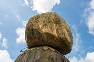 o pagode de pedra dourada em myanmar vista de baixo. foto