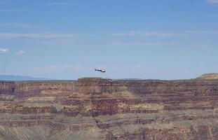 helicóptero voando sobre o grand canyon - arizona, eua foto
