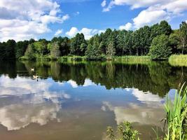 uma vista do lago alderford perto de whitchurch em shropshire foto