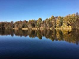 uma vista do lago alderford perto de whitchurch em shropshire foto