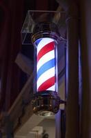 poste de barbeiro iluminado foto