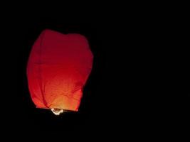 lanterna de céu tailandês vermelho no ar foto