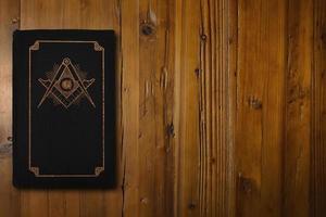 livro maçônico em um woodboard foto
