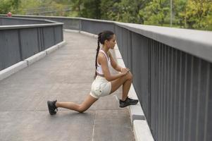 uma jovem fitness em roupas esportivas se exercitando no parque da cidade, saudável e estilos de vida. foto