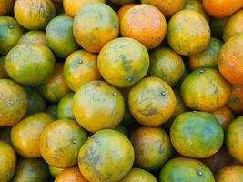 pilha de tangerinas para venda no mercado foto