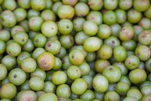 pilha de frutas phyllanthus emblica para venda no mercado foto