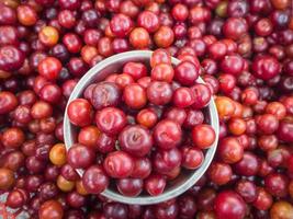 pilha de cerejas vermelhas para venda no mercado foto