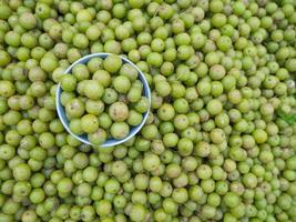 pilha de frutas phyllanthus emblica para venda no mercado foto