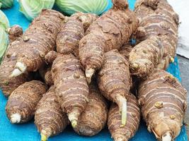 taro orgânico fresco para venda no mercado foto