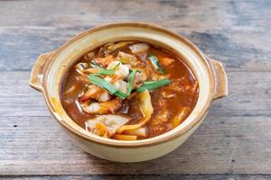 kimchi udon com camarão e carne de porco em sopa de kimchi foto