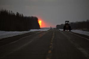 sol nascente ao longo de uma estrada foto