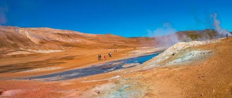 vista panorâmica sobre a zona ativa geotérmica colorida hverir perto do lago myvatn na islândia, assemelhando-se à paisagem do planeta vermelho marciano, no verão e céu azul foto