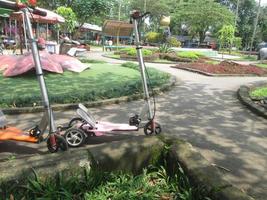 magelang, 2022-scooter como um dos brinquedos para alugar no parque badaan foto