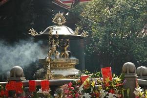 queimador de incenso chinês no templo foto