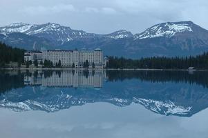 reflexo do grande hotel na montanha de neve foto