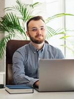 empresário trabalhando em seu laptop em um escritório foto
