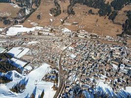 vista aérea da paisagem urbana lotada no tirol do sul durante o inverno foto