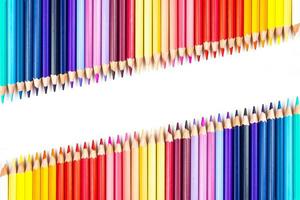 lápis de cor de madeira de varas de madeira multicoloridas em fundo branco foto