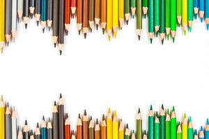 lápis de cor de madeira de varas de madeira multicoloridas em fundo branco foto