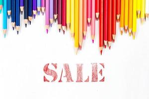 lápis de cor de madeira de varas de madeira multicoloridas e venda em fundo branco foto