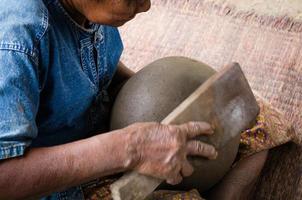 a cerâmica do artista asiático fazendo em desfoque de fundo. bela arte de atração nativa artesanal tailandesa. foto