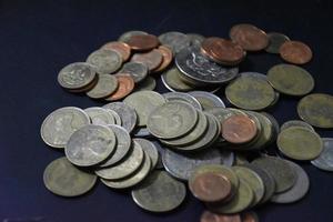 moedas de bahts tailandeses em fundo escuro, foto