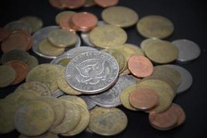 moedas de bahts tailandeses em fundo escuro, foto