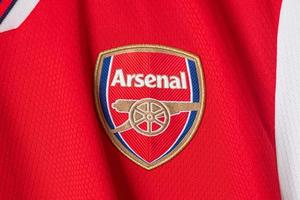 bangkok, tailândia - 18 de janeiro de 2022 - logotipo do arsenal na camisa do arsenal temporada 2019-2020 foto