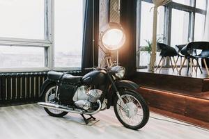 motocicleta retrô velha em um interior loft foto