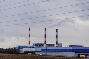 chaminé na planta da indústria do gerador elétrico foto