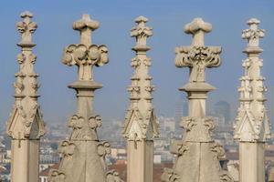 milão, itália, 2008. detalhe do horizonte do duomo foto