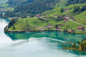 vista de brienz na região de bernese oberland da suíça foto