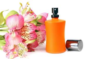 frasco pequeno com um líquido de perfume e flores foto