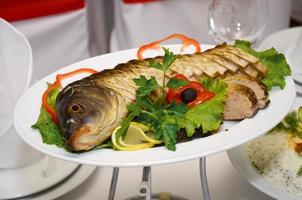 mesa servida com louça e comida foto