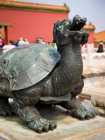 escultura de tartaruga de bronze na cidade proibida, beijing foto