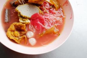 yong tau foo - macarrão asiático na sopa vermelha