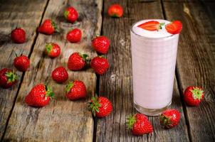 milk-shake de morango com morango foto