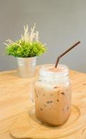 café gelado mocha bebida servindo na mesa de madeira