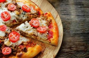 pizza com carne, mussarela e tomate