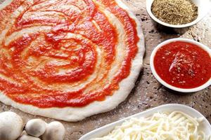 queijo e cogumelos de tomate cru pizza foto