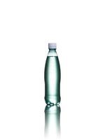 pequena garrafa de água plástica isolada em um fundo branco